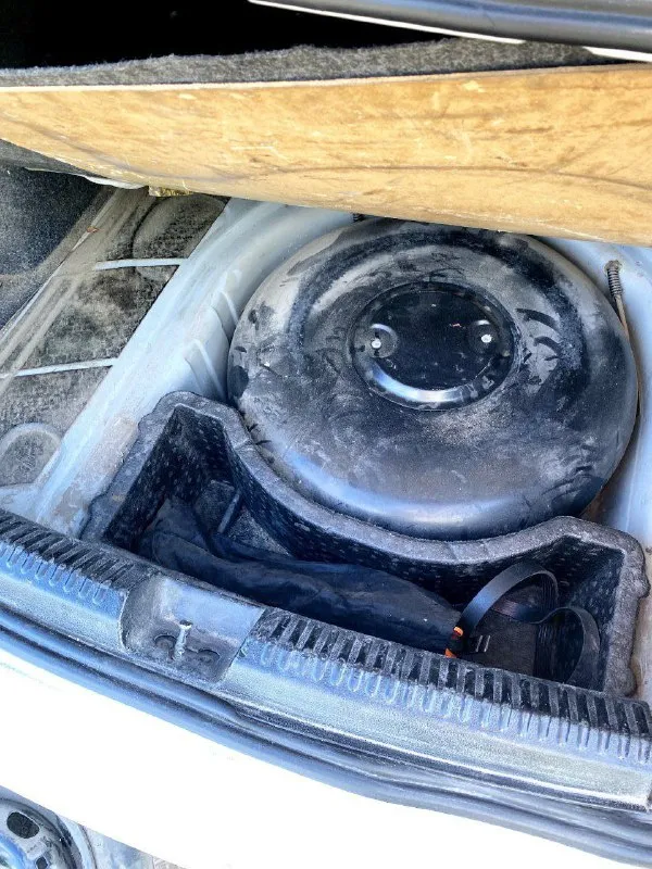 Volkswagen polo 2017 год, 1.6 бенз/газ евро4. по кузову нормальная, крашеные детали конечно есть. заводится и едет, не дымит и не троит. сигнализация, стеклоподъёмники, гур, кондиционер, и прочее. два ключа. второй комплект резины зима. документы в порядке 620.000 руб мариуполь +79498720733 📲 tg: рома 📞 звоните: +7(949)8720733 - фотография - 6