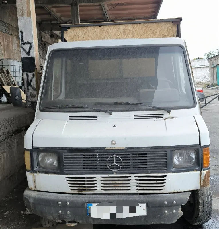 Продам mercedes 410 d 2.8 1995 5 летний, на ходу цена 270 000, торг у капота +79497552661 - фотография