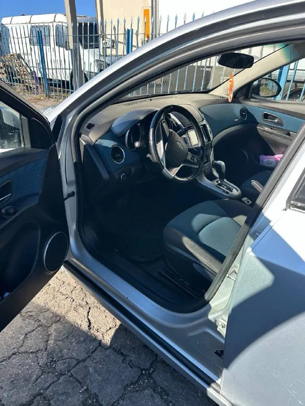 🚗 продам автомобиль chevrolet cruze ▶️ год выпуска: 2013 ▶️ объём двигателя: 1.8 ▶️ кпп:автомат ▶️ комплектация: полная ℹ️ описание: ✅ автомобиль в хорошем состоянии. ✅ родной пробег 207 000 ✅ автомобиль без дтп, ✅ авто обслужено! мотор не дымит, масло не ест, едет очень бодро. коробка переключается идеально машина внешне в отлично состояние, нет вмятин, рыжиков, гнили и т д. вин читается. на любые проверки за ваш счет - готов. 🏛 юридически автомобиль чист, без штрафов 💰 цена:770 000 рублей торг у капота 🏢 осмотр: макеевка ☎ более подробно по номеру телефона: +7 (949) 606-98-71 - фотография - 4