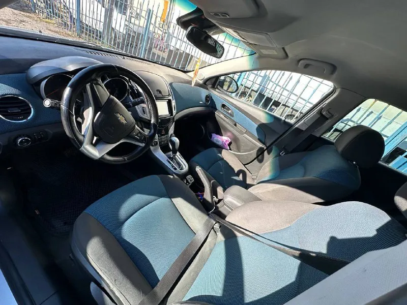 🚗 продам автомобиль chevrolet cruze ▶️ год выпуска: 2013 ▶️ объём двигателя: 1.8 ▶️ кпп:автомат ▶️ комплектация: полная ℹ️ описание: ✅ автомобиль в хорошем состоянии. ✅ родной пробег 207 000 ✅ автомобиль без дтп, ✅ авто обслужено! мотор не дымит, масло не ест, едет очень бодро. коробка переключается идеально машина внешне в отлично состояние, нет вмятин, рыжиков, гнили и т д. вин читается. на любые проверки за ваш счет - готов. 🏛 юридически автомобиль чист, без штрафов 💰 цена:770 000 рублей торг у капота 🏢 осмотр: макеевка ☎ более подробно по номеру телефона: +7 (949) 606-98-71 - фотография - 9