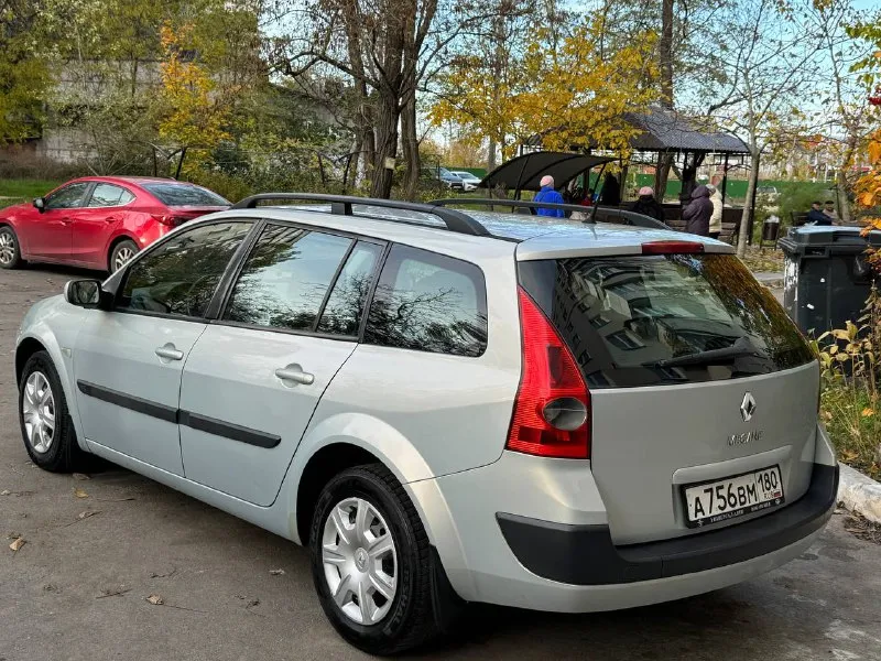 Renault megane цена - 555.000₽ город - мариуполь год выпуска - 2005 пробег - 298.000 км топливо - дизель модификация- 1.5 кпп - механика собственник - да +79497368266 автомобиль в идеальном состоянии! с оригинальным пробегом 100% полностью обслужен, вложений не требует не каких техника вся на отлично. весной было сделано большое то кузов в отличном состоянии! авто местное не пригон. документы абсолютно чистые доп. инфо. по телефону. комплект летних шин michelin в🎁 abs✅ климат✅ 4 эл. подъемника ✅ подушки безопасности✅ эл. регулировка зеркал✅ круиз контроль✅ датчик света✅ датчик дождя✅ комфорт сидения✅ - фотография - 4