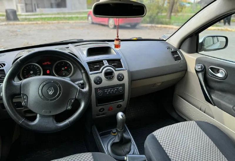 Renault megane цена - 555.000₽ город - мариуполь год выпуска - 2005 пробег - 298.000 км топливо - дизель модификация- 1.5 кпп - механика собственник - да +79497368266 автомобиль в идеальном состоянии! с оригинальным пробегом 100% полностью обслужен, вложений не требует не каких техника вся на отлично. весной было сделано большое то кузов в отличном состоянии! авто местное не пригон. документы абсолютно чистые доп. инфо. по телефону. комплект летних шин michelin в🎁 abs✅ климат✅ 4 эл. подъемника ✅ подушки безопасности✅ эл. регулировка зеркал✅ круиз контроль✅ датчик света✅ датчик дождя✅ комфорт сидения✅ - фотография - 7