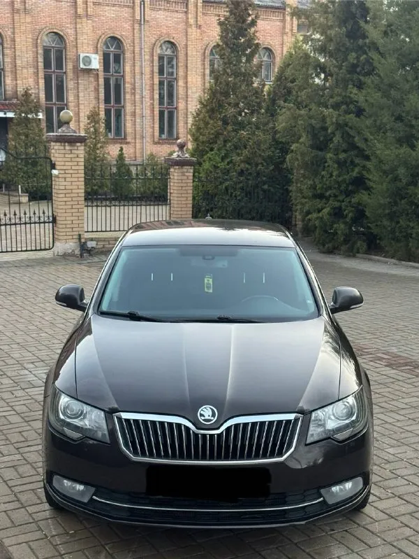 Skoda superb рест.2013 цена из за срочности 999.000 🎁торг(кредит, обмен дороже) (по факту не одного осмотра не было, одни звонки) объем 1,8 tsi пробег: 182.000.км , коробка без каких либо проблем едет очень бодро, никаких посторонних звуков салон живой, после полной хим чистки. все работает, горит! 2 комплекта резины, автозапуск. двухзонный климат. подогрев всех сидений, обогрев лобового стекла, боковых, заднего. адаптивный ксенон, датчик дождя, света, круиз контроль, парктроник. документы в полном порядке никаких штрафов, запретов. можно сразу оформиться в мрэо. +79496438443 макеевка 📲 tg: @perekup_9999 📞 звоните: +7(949)6438443 - фотография - 2