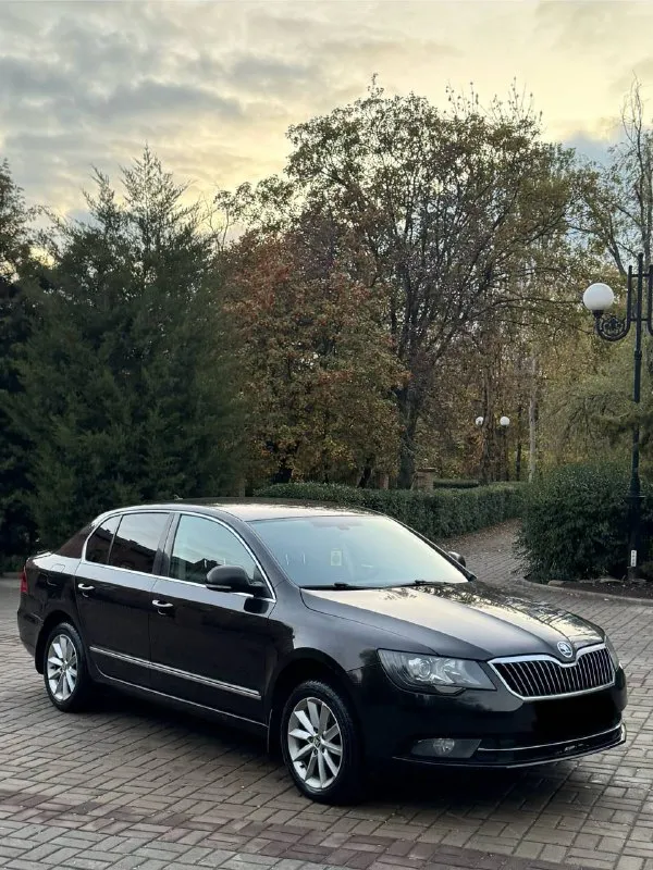 Skoda superb рест.2013 цена из за срочности 999.000 🎁торг(кредит, обмен дороже) (по факту не одного осмотра не было, одни звонки) объем 1,8 tsi пробег: 182.000.км , коробка без каких либо проблем едет очень бодро, никаких посторонних звуков салон живой, после полной хим чистки. все работает, горит! 2 комплекта резины, автозапуск. двухзонный климат. подогрев всех сидений, обогрев лобового стекла, боковых, заднего. адаптивный ксенон, датчик дождя, света, круиз контроль, парктроник. документы в полном порядке никаких штрафов, запретов. можно сразу оформиться в мрэо. +79496438443 макеевка 📲 tg: @perekup_9999 📞 звоните: +7(949)6438443 - фотография - 3