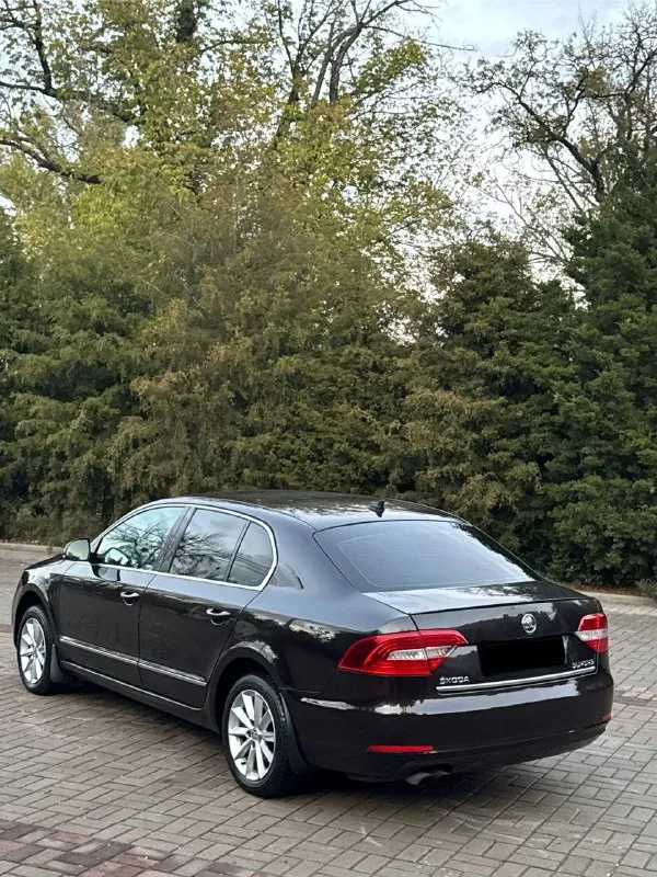 Skoda superb рест.2013 цена из за срочности 999.000 🎁торг(кредит, обмен дороже) (по факту не одного осмотра не было, одни звонки) объем 1,8 tsi пробег: 182.000.км , коробка без каких либо проблем едет очень бодро, никаких посторонних звуков салон живой, после полной хим чистки. все работает, горит! 2 комплекта резины, автозапуск. двухзонный климат. подогрев всех сидений, обогрев лобового стекла, боковых, заднего. адаптивный ксенон, датчик дождя, света, круиз контроль, парктроник. документы в полном порядке никаких штрафов, запретов. можно сразу оформиться в мрэо. +79496438443 макеевка 📲 tg: @perekup_9999 📞 звоните: +7(949)6438443 - фотография - 4