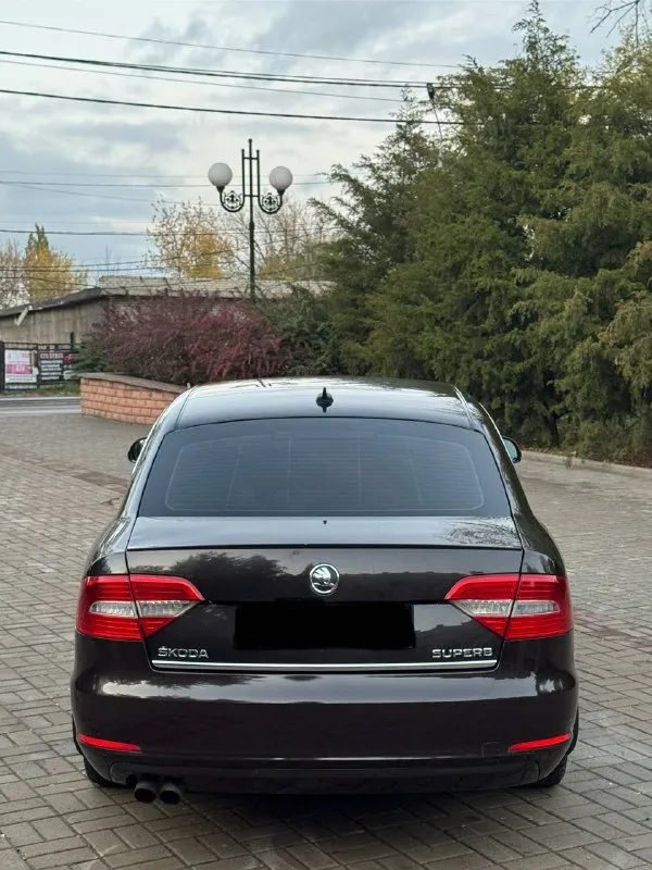 Skoda superb рест.2013 цена из за срочности 999.000 🎁торг(кредит, обмен дороже) (по факту не одного осмотра не было, одни звонки) объем 1,8 tsi пробег: 182.000.км , коробка без каких либо проблем едет очень бодро, никаких посторонних звуков салон живой, после полной хим чистки. все работает, горит! 2 комплекта резины, автозапуск. двухзонный климат. подогрев всех сидений, обогрев лобового стекла, боковых, заднего. адаптивный ксенон, датчик дождя, света, круиз контроль, парктроник. документы в полном порядке никаких штрафов, запретов. можно сразу оформиться в мрэо. +79496438443 макеевка 📲 tg: @perekup_9999 📞 звоните: +7(949)6438443 - фотография - 5