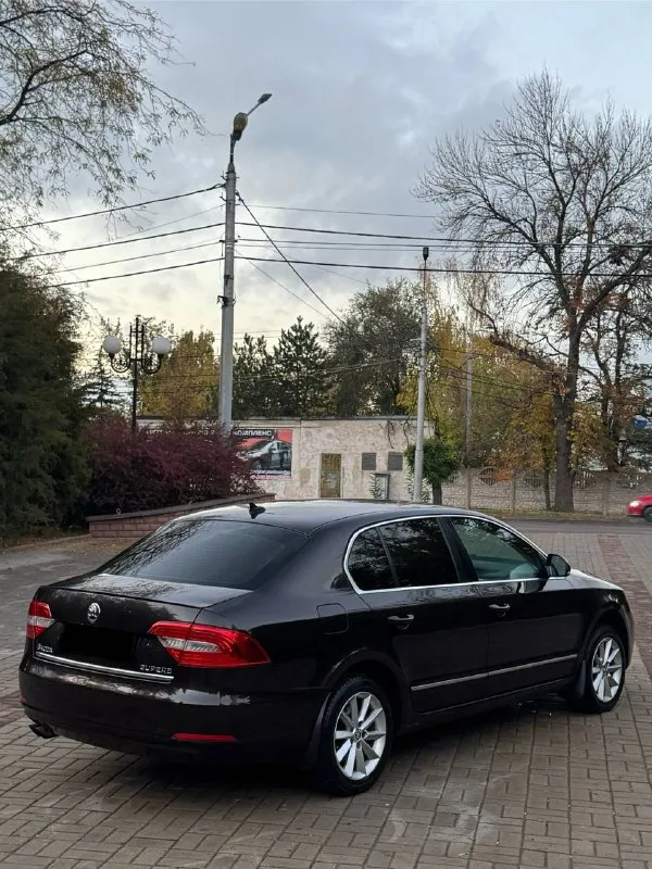 Skoda superb рест.2013 цена из за срочности 999.000 🎁торг(кредит, обмен дороже) (по факту не одного осмотра не было, одни звонки) объем 1,8 tsi пробег: 182.000.км , коробка без каких либо проблем едет очень бодро, никаких посторонних звуков салон живой, после полной хим чистки. все работает, горит! 2 комплекта резины, автозапуск. двухзонный климат. подогрев всех сидений, обогрев лобового стекла, боковых, заднего. адаптивный ксенон, датчик дождя, света, круиз контроль, парктроник. документы в полном порядке никаких штрафов, запретов. можно сразу оформиться в мрэо. +79496438443 макеевка 📲 tg: @perekup_9999 📞 звоните: +7(949)6438443 - фотография - 6
