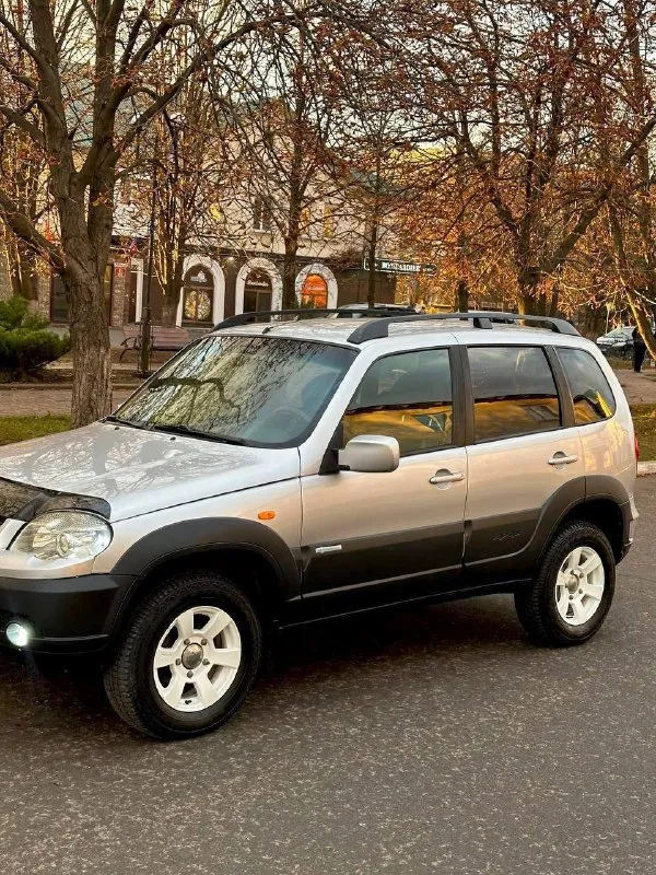 🚗 продаю chevrolet niva, 2011 г. машина в отличном состоянии сел и поехал! 💨 🔧 полностью обслужена, вложений не требует. ⚙️ двигатель работает чётко не дымит, не троит, отличная тяга. 🛠 коробка после ремонта передачи включаются плавно, без хруста и вылетов. 🚙 ходовая перебрана, новые рулевые наконечники, сделан сход-развал. 🎨 кузов в красивом цвете, без дтп, весь целый. 🪶 салон чистый, ухоженный, без запахов, в машине не курили. 💡 электрика в порядке. 🔥 богатая комплектация. 📄 документы готовы к переоформлению, мрэо без проблем. 📍 осмотр г. свердловск 💰 цена: 580 000 ₽, торг реальному покупателю у капота. 📞 +7 959 259-52-55 📞 звоните: +7(959)2595255 - фотография - 2
