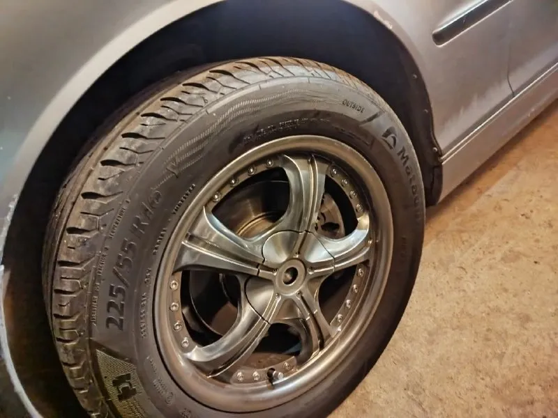 Bmw 316i 2004 рестайлинг. механика, контрактный двигатель 2 литра. вся ходовка поменяна, новая рулевая рейка, новый компрессора на кондиционере, стоят проставки (машина поднята), хороший свет (ангельские глазки), люк, электро-стеклоподьемники, масло не жрет. чистый опрятный салон, кузов обработан, есть нюансы по лакокрасочному покрытию (видно на фото), машина покупалась для души, эксплуатировалась бережно, все расходники менялись вовремя, все подушки безопасности исправны, чеков нет, коробка работает идеально, 16е диски, два комплекта резины. требует замену вакуумного усилителя тормозов. машина на временном учёте. цена 470т. р, торг у капота. +79494139940 виктория - фотография - 10