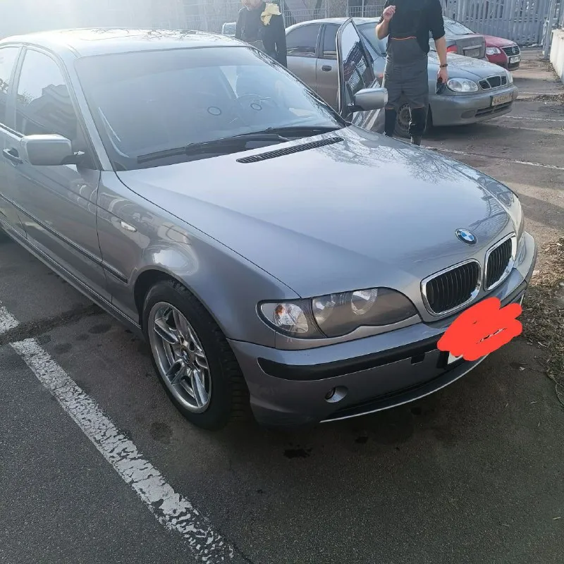 Bmw 316i 2004 рестайлинг. механика, контрактный двигатель 2 литра. вся ходовка поменяна, новая рулевая рейка, новый компрессора на кондиционере, стоят проставки (машина поднята), хороший свет (ангельские глазки), люк, электро-стеклоподьемники, масло не жрет. чистый опрятный салон, кузов обработан, есть нюансы по лакокрасочному покрытию (видно на фото), машина покупалась для души, эксплуатировалась бережно, все расходники менялись вовремя, все подушки безопасности исправны, чеков нет, коробка работает идеально, 16е диски, два комплекта резины. требует замену вакуумного усилителя тормозов. машина на временном учёте. цена 470т. р, торг у капота. +79494139940 виктория - фотография - 2