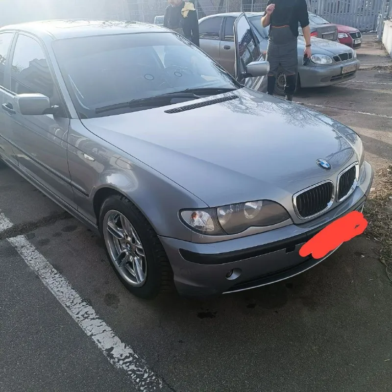 Bmw 316i 2004 рестайлинг. механика, контрактный двигатель 2 литра. вся ходовка поменяна, новая рулевая рейка, новый компрессора на кондиционере, стоят проставки (машина поднята), хороший свет (ангельские глазки), люк, электро-стеклоподьемники, масло не жрет. чистый опрятный салон, кузов обработан, есть нюансы по лакокрасочному покрытию (видно на фото), машина покупалась для души, эксплуатировалась бережно, все расходники менялись вовремя, все подушки безопасности исправны, чеков нет, коробка работает идеально, 16е диски, два комплекта резины. требует замену вакуумного усилителя тормозов. машина на временном учёте. цена 470т. р, торг у капота. +79494139940 виктория - фотография - 5