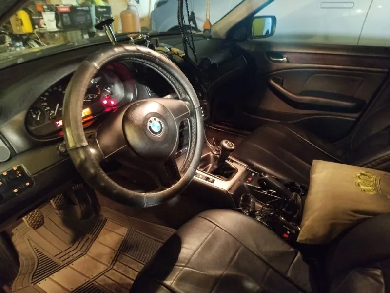 Bmw 316i 2004 рестайлинг. механика, контрактный двигатель 2 литра. вся ходовка поменяна, новая рулевая рейка, новый компрессора на кондиционере, стоят проставки (машина поднята), хороший свет (ангельские глазки), люк, электро-стеклоподьемники, масло не жрет. чистый опрятный салон, кузов обработан, есть нюансы по лакокрасочному покрытию (видно на фото), машина покупалась для души, эксплуатировалась бережно, все расходники менялись вовремя, все подушки безопасности исправны, чеков нет, коробка работает идеально, 16е диски, два комплекта резины. требует замену вакуумного усилителя тормозов. машина на временном учёте. цена 470т. р, торг у капота. +79494139940 виктория - фотография - 6