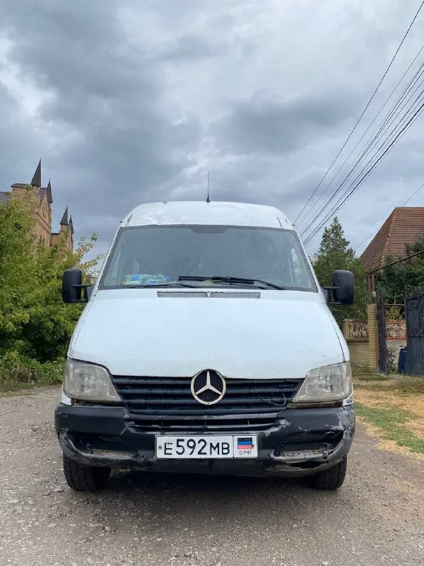 Продам mercedes sprinter 313 cdi 2000 г. в. с 2018 года в одних руках. рабочая лошадка. 2.2 литра. турбо. авто сейчас на мне на спец. учёте. хозяин в макеевке. с регистрацией проблем не будет. машина на ходу. заводится и едет. резина зимняя, почти новая. есть к чему приложить руки, но можно работать и так. продажа в связи с потерей здоровья. цена 400 т. р. +79494723536 telegram. или в лс. 📞 звоните: +7(949)4723536 - фотография - 3