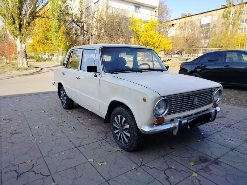 Продам копейку 1985 года выпуска! автомобиль на полном ходу! дно стаканы ланжероны солдатик- в идеальнейшем состояние! электрика вся рабочая, печка греет! неплохая музыка. автомобиль мягкий приятный на ход! зимняя резина, в системе антифриз! чистый приятный салон! постоянный днр учëт. цена 85.000руб. г. енакиево +79494624412 📲 tg: @ivanov_991 📞 звоните: +7(949)4624412 - фотография - 3