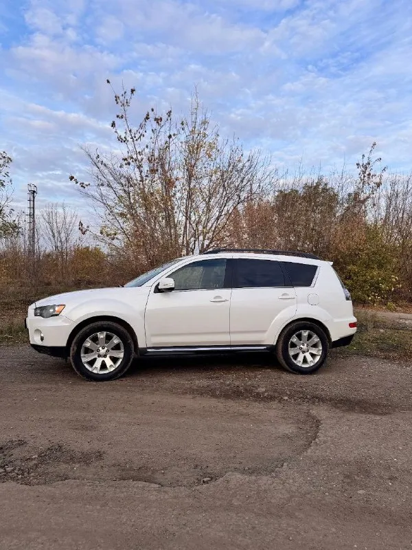 Продам mitsubishi аутлендер 2.3 турбодизель, 177 л. с., 6- ти ступенчатая механика, 2011 год, полный привод. пробег 247 тыс. 1 собственник ( с момента пригона 2021 г. ) авто в хорошем техническом и внешнем состоянии, вложений не требует, сел и поехал. по документам юридически чист, без штрафов, запретов и ограничений. птс оригинал. была замена цепи грм. гаражное хранение. комплектация: abs, esp, airbag, электростеклоподъёмники, электро зеркала, подогрев зеркал, подогрев заднего стекла, климат контроль ( работает исправно), круиз контроль, датчик дождя, камера заднего вида, 2 ключа. цена 1 480 000 руб. за более подробной информацией обращайтесь по телефону +7959 1945886, торг при осмотре, автомобиль находится в г. алчевск. 📞 звоните: +7(959)1945886 - фотография - 6