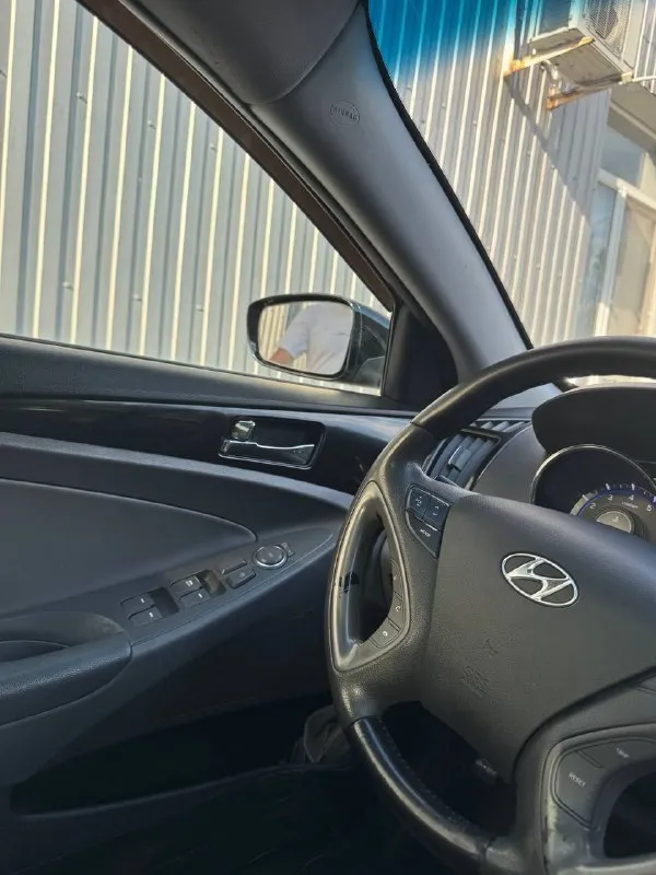 Hyundai sonata год выпуска: 2012 пробег: 190 000 км комплектация: limited объём двигателя: 2.359 л тип двигателя: бензин коробка передач: автомат цвет: чёрный руль: левый учет: днр собственник. панорама. обогрев передних и задних сидений. обновленная мультимедийка. камера заднего вида. цена: 1 000 000 рублей. возможен торг. контактный телефон: +79493016915 сергей 📲 tg: @luofoque 📞 звоните: +7(949)3016915 - фотография - 10