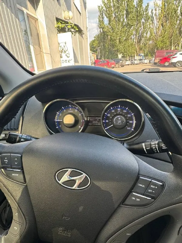 Hyundai sonata год выпуска: 2012 пробег: 190 000 км комплектация: limited объём двигателя: 2.359 л тип двигателя: бензин коробка передач: автомат цвет: чёрный руль: левый учет: днр собственник. панорама. обогрев передних и задних сидений. обновленная мультимедийка. камера заднего вида. цена: 1 000 000 рублей. возможен торг. контактный телефон: +79493016915 сергей 📲 tg: @luofoque 📞 звоните: +7(949)3016915 - фотография - 2