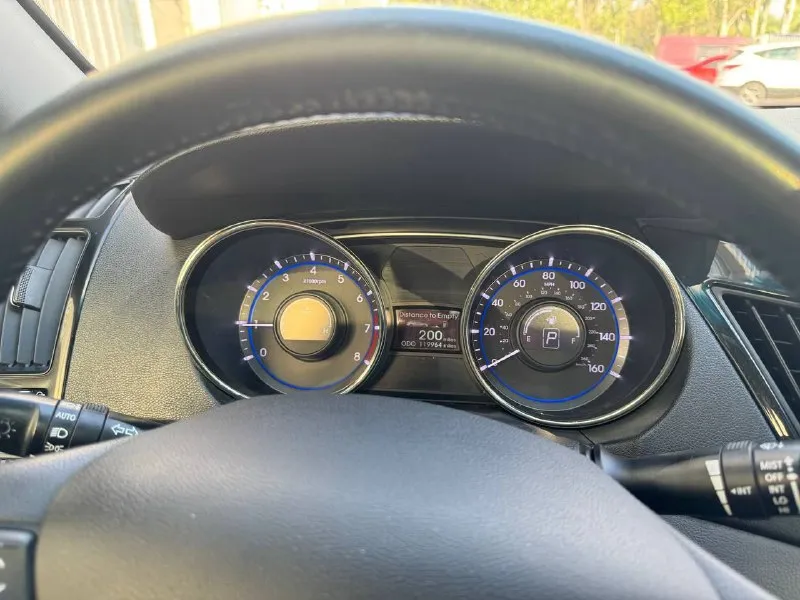 Hyundai sonata год выпуска: 2012 пробег: 190 000 км комплектация: limited объём двигателя: 2.359 л тип двигателя: бензин коробка передач: автомат цвет: чёрный руль: левый учет: днр собственник. панорама. обогрев передних и задних сидений. обновленная мультимедийка. камера заднего вида. цена: 1 000 000 рублей. возможен торг. контактный телефон: +79493016915 сергей 📲 tg: @luofoque 📞 звоните: +7(949)3016915 - фотография - 7