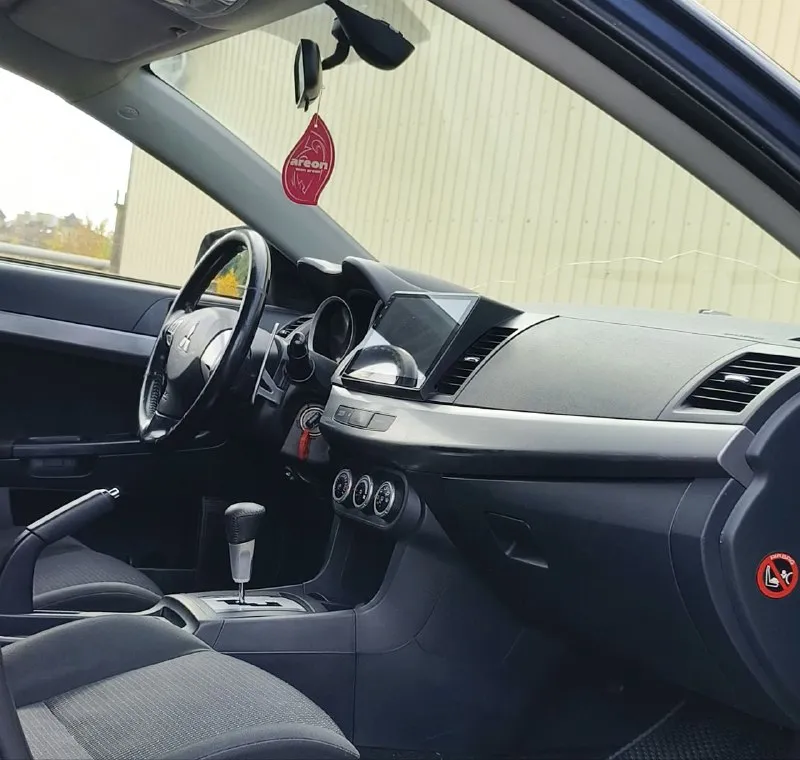 Mitsubishi lancer x (мицубиси лансер 10) год 2008 мотор 1.8 коробка автомат пробег 214.000 продажа от собственника комплектация с лепестками датчиками света и дождя и так далее. .. по тех части без вложений по кузову без рыжиков и ржавчины цена 705.000 торг реальным покупателям и у капота более подробно по телефону +79490454766 +79498069344 осмотр - фотография - 7