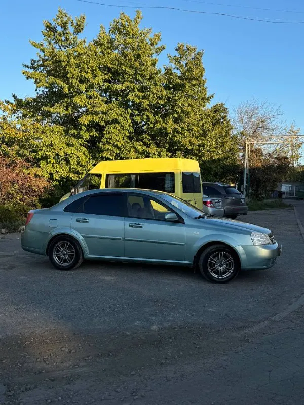 Продам лачетти 1.4,машина в хорошем состоянии, днище, пороги в заводском состоянии, по мотору и кпп никаких нюансов, работает тихо, установлено евро 4,2din магнитола, два комплекта ключей, сигнализация starline, установлена новая летняя резина r15,летом был произведен ремонт ходовой, новые ступичные, сайлентблоки рычагов, шаровые опоры, стойки стабилизатора, новый механизм переключения передач, свечи и бронипровода, новая печка с промывкой системы охлаждения, перебран генератор.470000₽торг уместен у капота +79497141740 📲 tg: александр 📞 звоните: +7(949)7141740 - фотография - 4