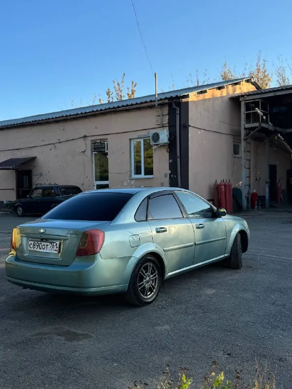 Продам лачетти 1.4,машина в хорошем состоянии, днище, пороги в заводском состоянии, по мотору и кпп никаких нюансов, работает тихо, установлено евро 4,2din магнитола, два комплекта ключей, сигнализация starline, установлена новая летняя резина r15,летом был произведен ремонт ходовой, новые ступичные, сайлентблоки рычагов, шаровые опоры, стойки стабилизатора, новый механизм переключения передач, свечи и бронипровода, новая печка с промывкой системы охлаждения, перебран генератор.470000₽торг уместен у капота +79497141740 📲 tg: александр 📞 звоните: +7(949)7141740 - фотография - 6