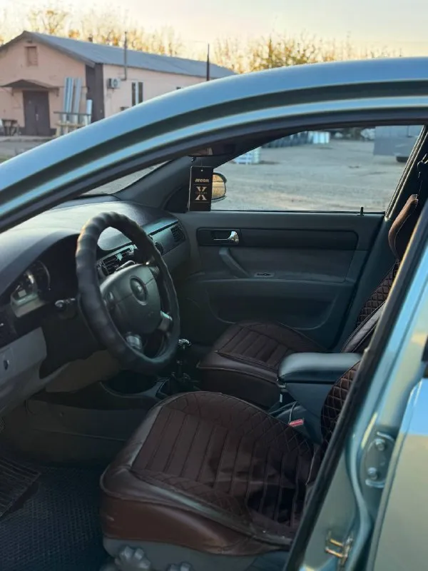 Продам лачетти 1.4,машина в хорошем состоянии, днище, пороги в заводском состоянии, по мотору и кпп никаких нюансов, работает тихо, установлено евро 4,2din магнитола, два комплекта ключей, сигнализация starline, установлена новая летняя резина r15,летом был произведен ремонт ходовой, новые ступичные, сайлентблоки рычагов, шаровые опоры, стойки стабилизатора, новый механизм переключения передач, свечи и бронипровода, новая печка с промывкой системы охлаждения, перебран генератор.470000₽торг уместен у капота +79497141740 📲 tg: александр 📞 звоните: +7(949)7141740 - фотография - 9