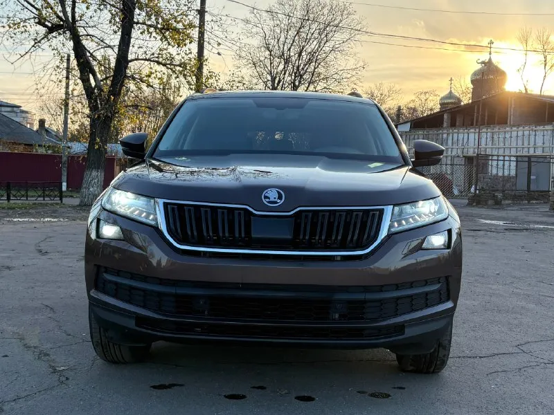 Skoda кодиак двигатель: 2.0 бензин, полный привод пробег: 113.000 коробка: ат год:2019 в отличном состоянии 1 владелец комплектация hockeyedition полный электро стекло пакет электро регулировка зеркал, подогрев зеркал, складывание зеркал подогрев заднего стекла подогрев всех сидений, полный привод, автомобиль полностью обслужен парктроники 360 мультируль круиз контроль датчик света/дождя электро ручник мультимедия сенсорная с carplay авто холд камера заднего вида матричная передняя оптика автомобиля автомобиль полностью обслужен готов на любые ваши проверки г. шахтерск цена: 2.350.000 торг возможна продажа в кредит. +7 (949) 522-78-06 +79152362625 также ватсап телеграмм 📞 звоните: +7(949)5227806 - фотография - 3