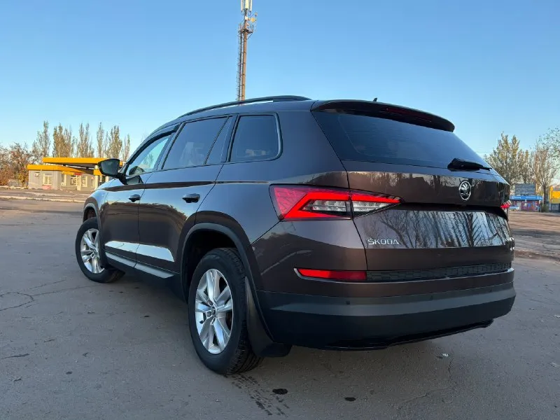 Skoda кодиак двигатель: 2.0 бензин, полный привод пробег: 113.000 коробка: ат год:2019 в отличном состоянии 1 владелец комплектация hockeyedition полный электро стекло пакет электро регулировка зеркал, подогрев зеркал, складывание зеркал подогрев заднего стекла подогрев всех сидений, полный привод, автомобиль полностью обслужен парктроники 360 мультируль круиз контроль датчик света/дождя электро ручник мультимедия сенсорная с carplay авто холд камера заднего вида матричная передняя оптика автомобиля автомобиль полностью обслужен готов на любые ваши проверки г. шахтерск цена: 2.350.000 торг возможна продажа в кредит. +7 (949) 522-78-06 +79152362625 также ватсап телеграмм 📞 звоните: +7(949)5227806 - фотография - 4