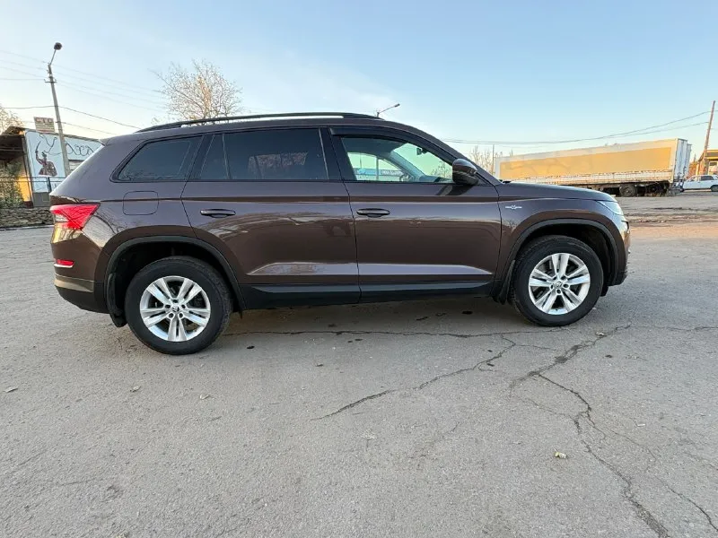 Skoda кодиак двигатель: 2.0 бензин, полный привод пробег: 113.000 коробка: ат год:2019 в отличном состоянии 1 владелец комплектация hockeyedition полный электро стекло пакет электро регулировка зеркал, подогрев зеркал, складывание зеркал подогрев заднего стекла подогрев всех сидений, полный привод, автомобиль полностью обслужен парктроники 360 мультируль круиз контроль датчик света/дождя электро ручник мультимедия сенсорная с carplay авто холд камера заднего вида матричная передняя оптика автомобиля автомобиль полностью обслужен готов на любые ваши проверки г. шахтерск цена: 2.350.000 торг возможна продажа в кредит. +7 (949) 522-78-06 +79152362625 также ватсап телеграмм 📞 звоните: +7(949)5227806 - фотография - 7