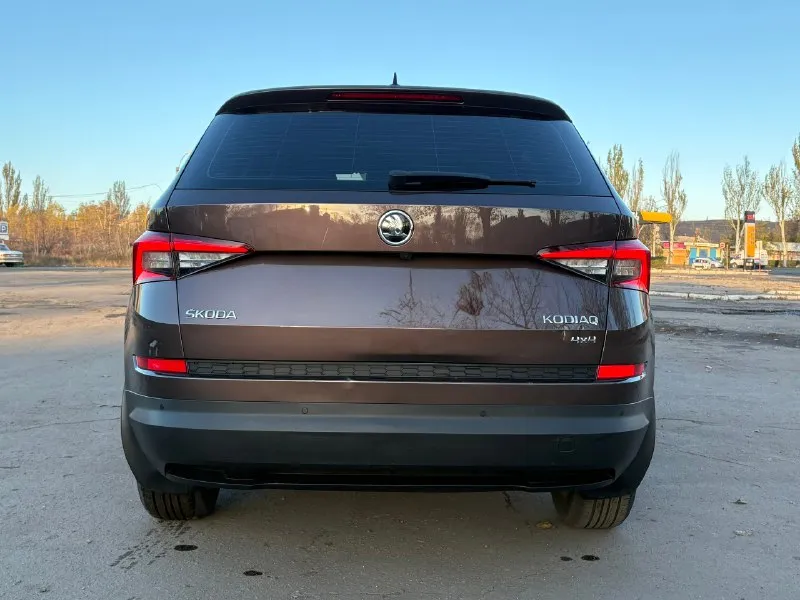 Skoda кодиак двигатель: 2.0 бензин, полный привод пробег: 113.000 коробка: ат год:2019 в отличном состоянии 1 владелец комплектация hockeyedition полный электро стекло пакет электро регулировка зеркал, подогрев зеркал, складывание зеркал подогрев заднего стекла подогрев всех сидений, полный привод, автомобиль полностью обслужен парктроники 360 мультируль круиз контроль датчик света/дождя электро ручник мультимедия сенсорная с carplay авто холд камера заднего вида матричная передняя оптика автомобиля автомобиль полностью обслужен готов на любые ваши проверки г. шахтерск цена: 2.350.000 торг возможна продажа в кредит. +7 (949) 522-78-06 +79152362625 также ватсап телеграмм 📞 звоните: +7(949)5227806 - фотография - 8
