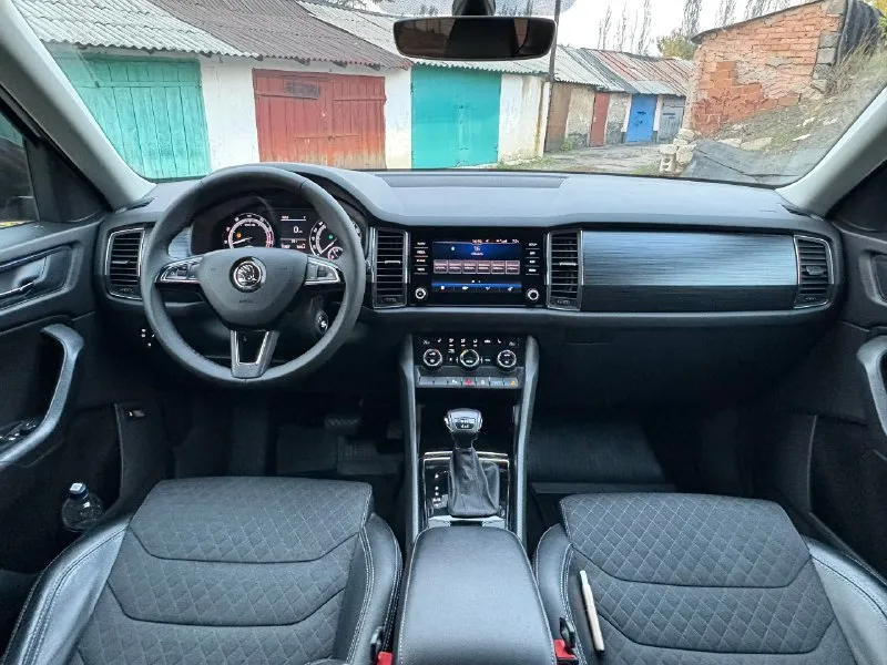 Skoda кодиак двигатель: 2.0 бензин, полный привод пробег: 113.000 коробка: ат год:2019 в отличном состоянии 1 владелец комплектация hockeyedition полный электро стекло пакет электро регулировка зеркал, подогрев зеркал, складывание зеркал подогрев заднего стекла подогрев всех сидений, полный привод, автомобиль полностью обслужен парктроники 360 мультируль круиз контроль датчик света/дождя электро ручник мультимедия сенсорная с carplay авто холд камера заднего вида матричная передняя оптика автомобиля автомобиль полностью обслужен готов на любые ваши проверки г. шахтерск цена: 2.350.000 торг возможна продажа в кредит. +7 (949) 522-78-06 +79152362625 также ватсап телеграмм 📞 звоните: +7(949)5227806 - фотография - 9