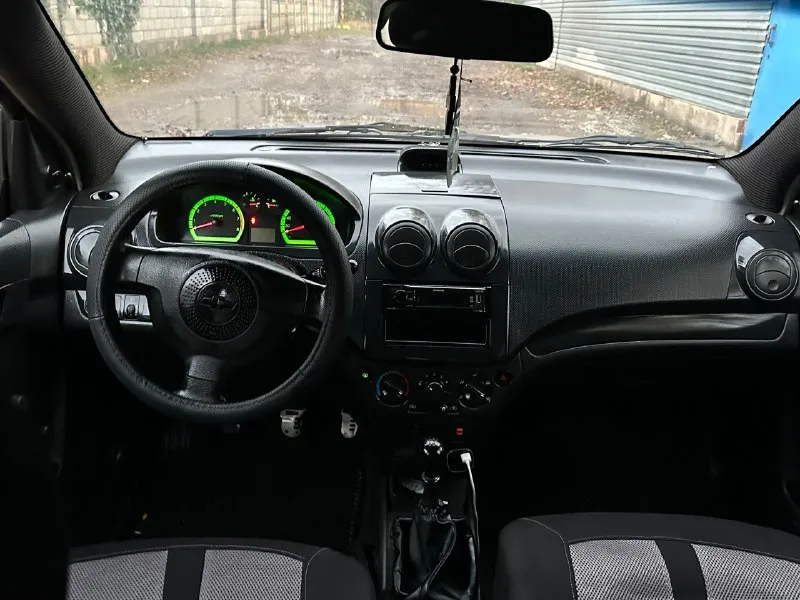 Продам chevrolet aveo 2011 г в отличном состоянии чистый кореец, у авто один хозяин с момента покупки из автосалона, родной пробег 190.000 машина полностью обслужена, ходовая часть вся перебрана месяц назад. двигатель работает отлично, масло не расходует, не дымит, не троит коробка работает идеально, включается мягко, без хрустов установлен газ евро-4(узаконен) автомобиль без гнили, рыжиков и вздутий, кузов в отличном состоянии электрика вся исправна, кондиционер работает отлично все расходники : ремни, ролики, масла, фильтра заменены. авто обслуживалось своевременно на машине установлена новая зимняя резина, неплохая музыка за подробностями звонить по номера +79494828078 на этом номере есть телеграмм осмотр в г. донецке цена 545.000 торг приветствуется 📞 звоните: +7(949)4828078 - фотография - 7