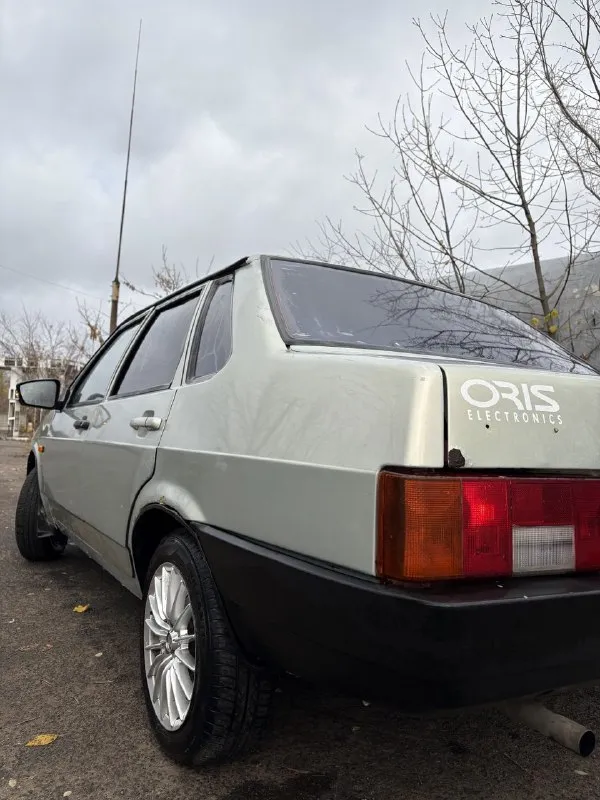 Продам ваз 21099 🔥 год выпуска:1999🔥 пробег, км:200.000 🔥 модификация:1.5мт 🔥 тип двигателя:бензин🔥 коробка передач :механика 🔥 привод:передний🔥 тип кузова : легковой седан🔥 koмплeктaция: comfort🔥 цвет:серебристый 🔥 в продаже ваз 21099 (инжектор) на полном ходу, закатана в пленку. установлены красивые диски. заменены передние и задние сиденья с лансера, очень удобные. поменян радиатор печки, печка дует, заменен антифриз и многое по мелочи. мотор в шикарном состоянии-работает хорошо, не троит, не дымит. кпп-все передачи включаются, без хрустов, ничего не выбивает. салон в хорошем состоянии, по электрике всё в рабочем состоянии. по документам (стс-птс-дкп) так же имеется видео, по просьбе отправлю для более лучшего осмотра авто. готов к выезду в любой сервис по вашему желанию. многое могу не описать. при встречу всё расскажу и покажу. цена:129.999 тысяч возможен пригон по договоренности. возможен обмен. номер для связи:+79495752024,если не в сети (телеграмм или ватсап по этому же номеру) - фотография - 10