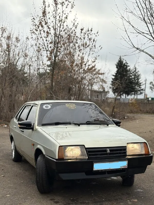 Продам ваз 21099 🔥 год выпуска:1999🔥 пробег, км:200.000 🔥 модификация:1.5мт 🔥 тип двигателя:бензин🔥 коробка передач :механика 🔥 привод:передний🔥 тип кузова : легковой седан🔥 koмплeктaция: comfort🔥 цвет:серебристый 🔥 в продаже ваз 21099 (инжектор) на полном ходу, закатана в пленку. установлены красивые диски. заменены передние и задние сиденья с лансера, очень удобные. поменян радиатор печки, печка дует, заменен антифриз и многое по мелочи. мотор в шикарном состоянии-работает хорошо, не троит, не дымит. кпп-все передачи включаются, без хрустов, ничего не выбивает. салон в хорошем состоянии, по электрике всё в рабочем состоянии. по документам (стс-птс-дкп) так же имеется видео, по просьбе отправлю для более лучшего осмотра авто. готов к выезду в любой сервис по вашему желанию. многое могу не описать. при встречу всё расскажу и покажу. цена:129.999 тысяч возможен пригон по договоренности. возможен обмен. номер для связи:+79495752024,если не в сети (телеграмм или ватсап по этому же номеру) - фотография - 3
