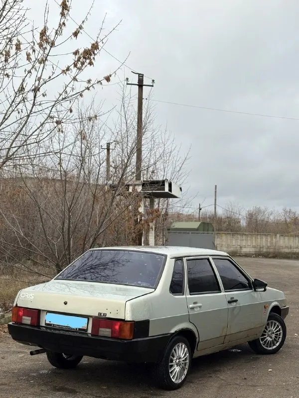 Продам ваз 21099 🔥 год выпуска:1999🔥 пробег, км:200.000 🔥 модификация:1.5мт 🔥 тип двигателя:бензин🔥 коробка передач :механика 🔥 привод:передний🔥 тип кузова : легковой седан🔥 koмплeктaция: comfort🔥 цвет:серебристый 🔥 в продаже ваз 21099 (инжектор) на полном ходу, закатана в пленку. установлены красивые диски. заменены передние и задние сиденья с лансера, очень удобные. поменян радиатор печки, печка дует, заменен антифриз и многое по мелочи. мотор в шикарном состоянии-работает хорошо, не троит, не дымит. кпп-все передачи включаются, без хрустов, ничего не выбивает. салон в хорошем состоянии, по электрике всё в рабочем состоянии. по документам (стс-птс-дкп) так же имеется видео, по просьбе отправлю для более лучшего осмотра авто. готов к выезду в любой сервис по вашему желанию. многое могу не описать. при встречу всё расскажу и покажу. цена:129.999 тысяч возможен пригон по договоренности. возможен обмен. номер для связи:+79495752024,если не в сети (телеграмм или ватсап по этому же номеру) - фотография - 4