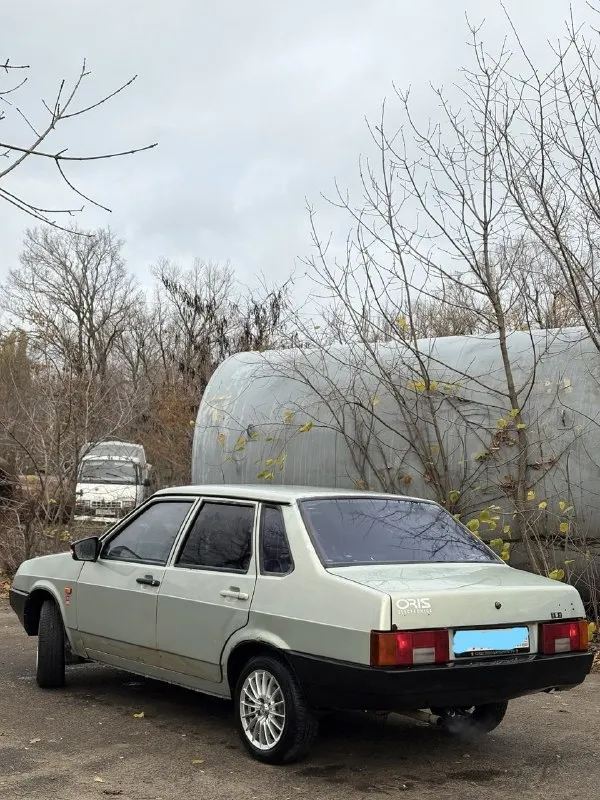 Продам ваз 21099 🔥 год выпуска:1999🔥 пробег, км:200.000 🔥 модификация:1.5мт 🔥 тип двигателя:бензин🔥 коробка передач :механика 🔥 привод:передний🔥 тип кузова : легковой седан🔥 koмплeктaция: comfort🔥 цвет:серебристый 🔥 в продаже ваз 21099 (инжектор) на полном ходу, закатана в пленку. установлены красивые диски. заменены передние и задние сиденья с лансера, очень удобные. поменян радиатор печки, печка дует, заменен антифриз и многое по мелочи. мотор в шикарном состоянии-работает хорошо, не троит, не дымит. кпп-все передачи включаются, без хрустов, ничего не выбивает. салон в хорошем состоянии, по электрике всё в рабочем состоянии. по документам (стс-птс-дкп) так же имеется видео, по просьбе отправлю для более лучшего осмотра авто. готов к выезду в любой сервис по вашему желанию. многое могу не описать. при встречу всё расскажу и покажу. цена:129.999 тысяч возможен пригон по договоренности. возможен обмен. номер для связи:+79495752024,если не в сети (телеграмм или ватсап по этому же номеру) - фотография - 5