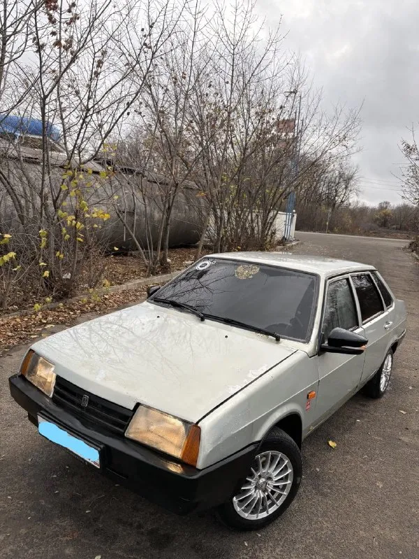 Продам ваз 21099 🔥 год выпуска:1999🔥 пробег, км:200.000 🔥 модификация:1.5мт 🔥 тип двигателя:бензин🔥 коробка передач :механика 🔥 привод:передний🔥 тип кузова : легковой седан🔥 koмплeктaция: comfort🔥 цвет:серебристый 🔥 в продаже ваз 21099 (инжектор) на полном ходу, закатана в пленку. установлены красивые диски. заменены передние и задние сиденья с лансера, очень удобные. поменян радиатор печки, печка дует, заменен антифриз и многое по мелочи. мотор в шикарном состоянии-работает хорошо, не троит, не дымит. кпп-все передачи включаются, без хрустов, ничего не выбивает. салон в хорошем состоянии, по электрике всё в рабочем состоянии. по документам (стс-птс-дкп) так же имеется видео, по просьбе отправлю для более лучшего осмотра авто. готов к выезду в любой сервис по вашему желанию. многое могу не описать. при встречу всё расскажу и покажу. цена:129.999 тысяч возможен пригон по договоренности. возможен обмен. номер для связи:+79495752024,если не в сети (телеграмм или ватсап по этому же номеру) - фотография - 6