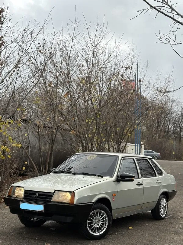 Продам ваз 21099 🔥 год выпуска:1999🔥 пробег, км:200.000 🔥 модификация:1.5мт 🔥 тип двигателя:бензин🔥 коробка передач :механика 🔥 привод:передний🔥 тип кузова : легковой седан🔥 koмплeктaция: comfort🔥 цвет:серебристый 🔥 в продаже ваз 21099 (инжектор) на полном ходу, закатана в пленку. установлены красивые диски. заменены передние и задние сиденья с лансера, очень удобные. поменян радиатор печки, печка дует, заменен антифриз и многое по мелочи. мотор в шикарном состоянии-работает хорошо, не троит, не дымит. кпп-все передачи включаются, без хрустов, ничего не выбивает. салон в хорошем состоянии, по электрике всё в рабочем состоянии. по документам (стс-птс-дкп) так же имеется видео, по просьбе отправлю для более лучшего осмотра авто. готов к выезду в любой сервис по вашему желанию. многое могу не описать. при встречу всё расскажу и покажу. цена:129.999 тысяч возможен пригон по договоренности. возможен обмен. номер для связи:+79495752024,если не в сети (телеграмм или ватсап по этому же номеру) - фотография - 7