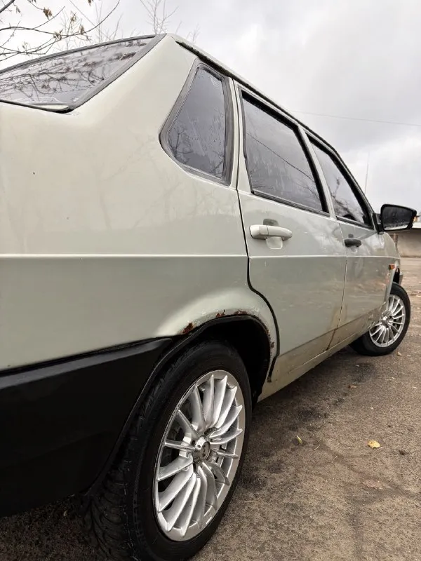 Продам ваз 21099 🔥 год выпуска:1999🔥 пробег, км:200.000 🔥 модификация:1.5мт 🔥 тип двигателя:бензин🔥 коробка передач :механика 🔥 привод:передний🔥 тип кузова : легковой седан🔥 koмплeктaция: comfort🔥 цвет:серебристый 🔥 в продаже ваз 21099 (инжектор) на полном ходу, закатана в пленку. установлены красивые диски. заменены передние и задние сиденья с лансера, очень удобные. поменян радиатор печки, печка дует, заменен антифриз и многое по мелочи. мотор в шикарном состоянии-работает хорошо, не троит, не дымит. кпп-все передачи включаются, без хрустов, ничего не выбивает. салон в хорошем состоянии, по электрике всё в рабочем состоянии. по документам (стс-птс-дкп) так же имеется видео, по просьбе отправлю для более лучшего осмотра авто. готов к выезду в любой сервис по вашему желанию. многое могу не описать. при встречу всё расскажу и покажу. цена:129.999 тысяч возможен пригон по договоренности. возможен обмен. номер для связи:+79495752024,если не в сети (телеграмм или ватсап по этому же номеру) - фотография - 8