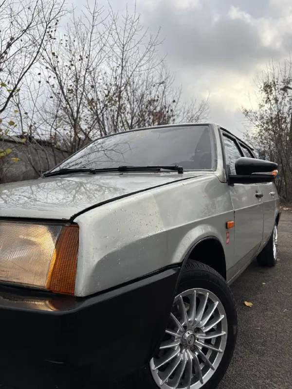 Продам ваз 21099 🔥 год выпуска:1999🔥 пробег, км:200.000 🔥 модификация:1.5мт 🔥 тип двигателя:бензин🔥 коробка передач :механика 🔥 привод:передний🔥 тип кузова : легковой седан🔥 koмплeктaция: comfort🔥 цвет:серебристый 🔥 в продаже ваз 21099 (инжектор) на полном ходу, закатана в пленку. установлены красивые диски. заменены передние и задние сиденья с лансера, очень удобные. поменян радиатор печки, печка дует, заменен антифриз и многое по мелочи. мотор в шикарном состоянии-работает хорошо, не троит, не дымит. кпп-все передачи включаются, без хрустов, ничего не выбивает. салон в хорошем состоянии, по электрике всё в рабочем состоянии. по документам (стс-птс-дкп) так же имеется видео, по просьбе отправлю для более лучшего осмотра авто. готов к выезду в любой сервис по вашему желанию. многое могу не описать. при встречу всё расскажу и покажу. цена:129.999 тысяч возможен пригон по договоренности. возможен обмен. номер для связи:+79495752024,если не в сети (телеграмм или ватсап по этому же номеру) - фотография - 9