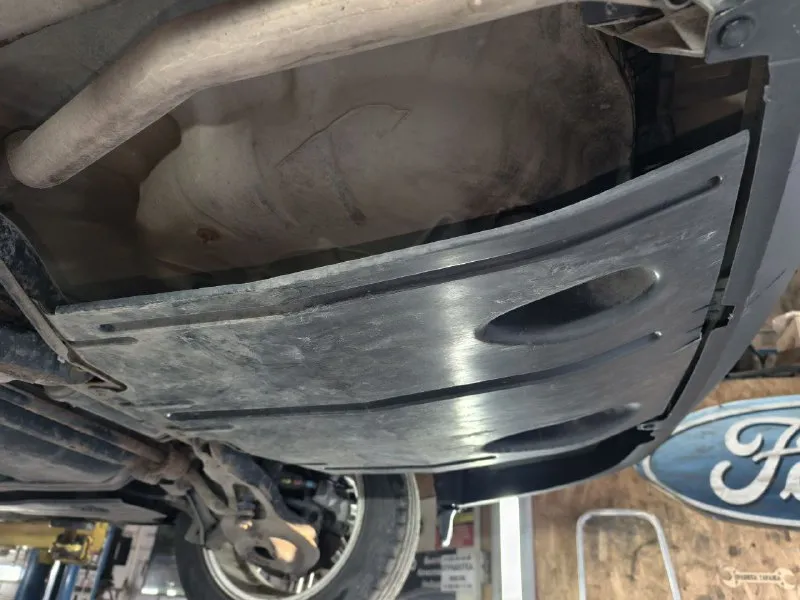 Ford focus 3, 2011 состояние идеальное 1.6, мкпп (не робот!). пробег 236тыс. (оригинал) ✅1 хозяин за все время ✅технически без нареканий ✅все стекла родные! ✅сигнализация с автозапуском ✅планшет с навигацией, carplay, android auto, блютуз! ✅не такси и не каршеринг! юридически чистый! автомобиль в изумительном состоянии для своих лет, коррозии нет. белоснежный в идеальном состоянии (не цокатит, как на других фокусах), коробка без нареканий, 5тыс назад замена полного комплекта сцепления. ходовая полностью обслужена, только поменял шаровые. цена: 780000р, торг могу присутствовать в мрэо. возможна продажа в кредит через автосалон. +7 949 577-13-21 +7 949 658-59-82 +7 989 502-37-77 📞 звоните: +7(949)5771321 - фотография - 10