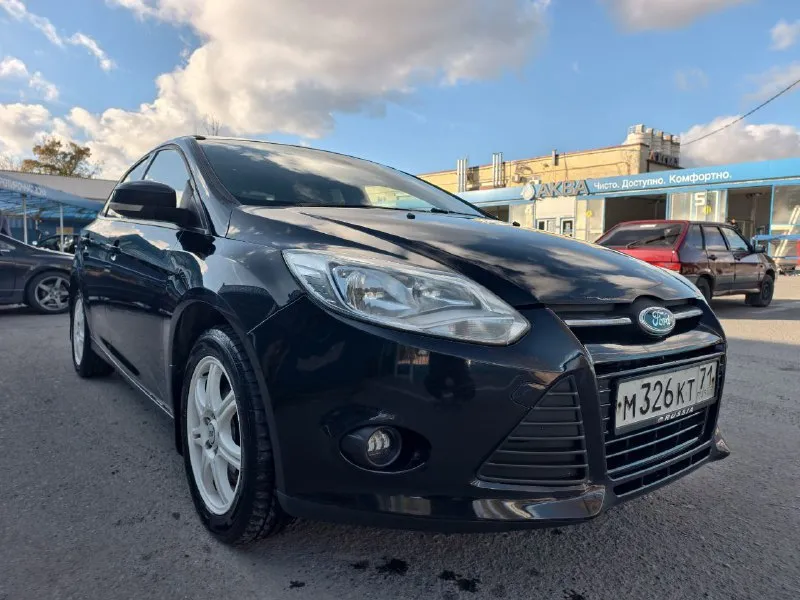 Ford focus 3, 2011 состояние идеальное 1.6, мкпп (не робот!). пробег 236тыс. (оригинал) ✅1 хозяин за все время ✅технически без нареканий ✅все стекла родные! ✅сигнализация с автозапуском ✅планшет с навигацией, carplay, android auto, блютуз! ✅не такси и не каршеринг! юридически чистый! автомобиль в изумительном состоянии для своих лет, коррозии нет. белоснежный в идеальном состоянии (не цокатит, как на других фокусах), коробка без нареканий, 5тыс назад замена полного комплекта сцепления. ходовая полностью обслужена, только поменял шаровые. цена: 780000р, торг могу присутствовать в мрэо. возможна продажа в кредит через автосалон. +7 949 577-13-21 +7 949 658-59-82 +7 989 502-37-77 📞 звоните: +7(949)5771321 - фотография - 2