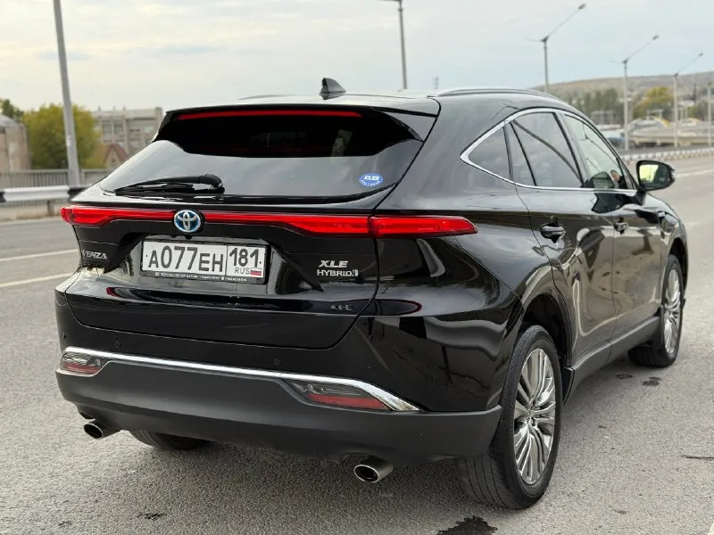 4🍋 предложение на 2 недели с 1 по 15 ноября!! 🚗 продаю личный автомобиль toyota venza xle, 2021 года выпуска. комплектация xle, один собственник(моя жена!). япония, не китай!!! в разы лучше rav4 и mazda cx-5!! полное переоформление на вас в мрэо! машина в идеальном состоянии, продажа в связи с покупкой авто класса выше. смотрите vin, таких машин-единицы🔥 все фото реальны, могу скинуть доп фото и видео с толщиномером! машина каждый день на ходу, масла и фильтра поменяны. если вы ищете семейное авто и ценители японского качества, то это то что вам нужно, машиной останетесь довольны. характеристики: •двигатель: 2.5 гибрид (222 л. с.) •привод: полный •расход топлива: 6–7 л/100 км дополнительно установлено: •полностью оклеена бронеплёнкой •сделана шумоизоляция •противотуманки + дополнительные ходовые огни •видеорегистратор •сигнализация pandora с автозапуском в комплекте: 2 ключа 2 комплекта колёс: • лето — bridgestone • зима — hankook обмена нет. машин с таким vin просто нет на рынке, л 📞 звоните: +7(959)5089326 - фотография - 4