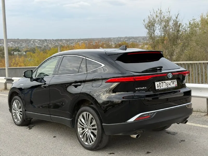 4🍋 предложение на 2 недели с 1 по 15 ноября!! 🚗 продаю личный автомобиль toyota venza xle, 2021 года выпуска. комплектация xle, один собственник(моя жена!). япония, не китай!!! в разы лучше rav4 и mazda cx-5!! полное переоформление на вас в мрэо! машина в идеальном состоянии, продажа в связи с покупкой авто класса выше. смотрите vin, таких машин-единицы🔥 все фото реальны, могу скинуть доп фото и видео с толщиномером! машина каждый день на ходу, масла и фильтра поменяны. если вы ищете семейное авто и ценители японского качества, то это то что вам нужно, машиной останетесь довольны. характеристики: •двигатель: 2.5 гибрид (222 л. с.) •привод: полный •расход топлива: 6–7 л/100 км дополнительно установлено: •полностью оклеена бронеплёнкой •сделана шумоизоляция •противотуманки + дополнительные ходовые огни •видеорегистратор •сигнализация pandora с автозапуском в комплекте: 2 ключа 2 комплекта колёс: • лето — bridgestone • зима — hankook обмена нет. машин с таким vin просто нет на рынке, л 📞 звоните: +7(959)5089326 - фотография - 6