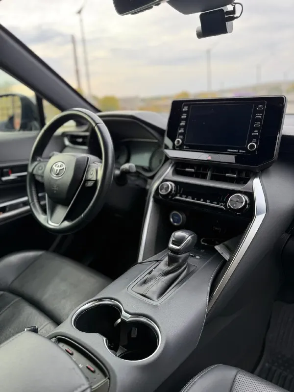 4🍋 предложение на 2 недели с 1 по 15 ноября!! 🚗 продаю личный автомобиль toyota venza xle, 2021 года выпуска. комплектация xle, один собственник(моя жена!). япония, не китай!!! в разы лучше rav4 и mazda cx-5!! полное переоформление на вас в мрэо! машина в идеальном состоянии, продажа в связи с покупкой авто класса выше. смотрите vin, таких машин-единицы🔥 все фото реальны, могу скинуть доп фото и видео с толщиномером! машина каждый день на ходу, масла и фильтра поменяны. если вы ищете семейное авто и ценители японского качества, то это то что вам нужно, машиной останетесь довольны. характеристики: •двигатель: 2.5 гибрид (222 л. с.) •привод: полный •расход топлива: 6–7 л/100 км дополнительно установлено: •полностью оклеена бронеплёнкой •сделана шумоизоляция •противотуманки + дополнительные ходовые огни •видеорегистратор •сигнализация pandora с автозапуском в комплекте: 2 ключа 2 комплекта колёс: • лето — bridgestone • зима — hankook обмена нет. машин с таким vin просто нет на рынке, л 📞 звоните: +7(959)5089326 - фотография - 7