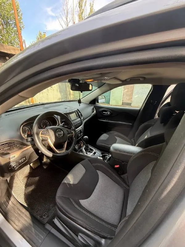 В продаже jeep cherokee kl 2014 года выпуска двигатель 2.4л бензин пробег 195.000 км трансмиссия:автомат(9 ступенчатый zf) привод: 2wd во владении 3 года технически в отличном состоянии. залито новое масло (ravenol 0w-20). стоят дорогие би-лед модули. ходовая полностью обслужена(новые стойки стабилизатора и шаровые) новые колодки. в подарок отдам фильтра для следующего то вся безопасность родная, подушки не срабатывали(1c4pjlcb9ew293024) подводных камней нет, смотрите вин. продажа от собственника! +79496476469 цена 1550000 рублей торг реальному покупателю 📞 звоните: +7(949)6476469 - фотография - 10