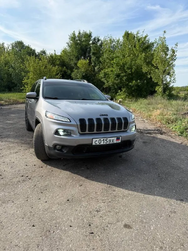 В продаже jeep cherokee kl 2014 года выпуска двигатель 2.4л бензин пробег 195.000 км трансмиссия:автомат(9 ступенчатый zf) привод: 2wd во владении 3 года технически в отличном состоянии. залито новое масло (ravenol 0w-20). стоят дорогие би-лед модули. ходовая полностью обслужена(новые стойки стабилизатора и шаровые) новые колодки. в подарок отдам фильтра для следующего то вся безопасность родная, подушки не срабатывали(1c4pjlcb9ew293024) подводных камней нет, смотрите вин. продажа от собственника! +79496476469 цена 1550000 рублей торг реальному покупателю 📞 звоните: +7(949)6476469 - фотография - 2