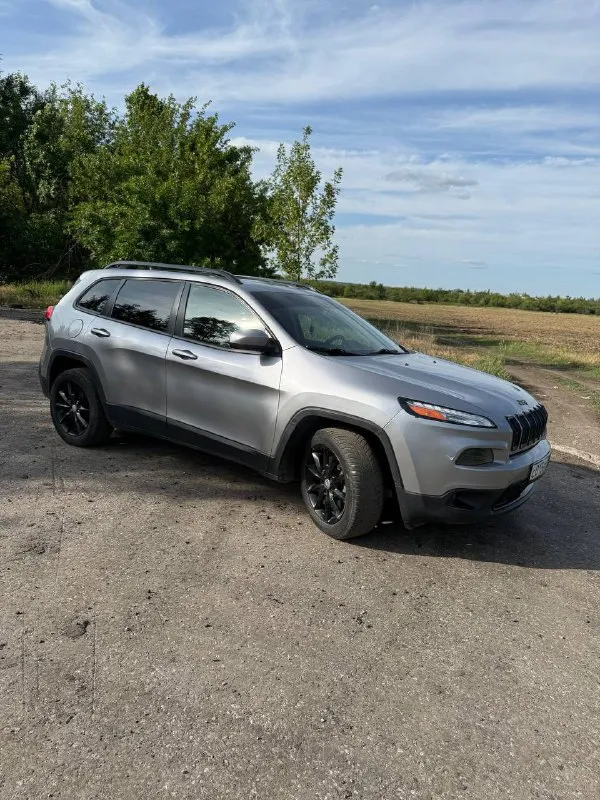 В продаже jeep cherokee kl 2014 года выпуска двигатель 2.4л бензин пробег 195.000 км трансмиссия:автомат(9 ступенчатый zf) привод: 2wd во владении 3 года технически в отличном состоянии. залито новое масло (ravenol 0w-20). стоят дорогие би-лед модули. ходовая полностью обслужена(новые стойки стабилизатора и шаровые) новые колодки. в подарок отдам фильтра для следующего то вся безопасность родная, подушки не срабатывали(1c4pjlcb9ew293024) подводных камней нет, смотрите вин. продажа от собственника! +79496476469 цена 1550000 рублей торг реальному покупателю 📞 звоните: +7(949)6476469 - фотография - 3