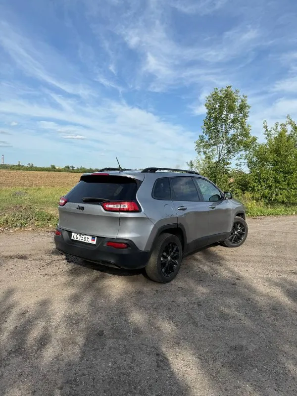 В продаже jeep cherokee kl 2014 года выпуска двигатель 2.4л бензин пробег 195.000 км трансмиссия:автомат(9 ступенчатый zf) привод: 2wd во владении 3 года технически в отличном состоянии. залито новое масло (ravenol 0w-20). стоят дорогие би-лед модули. ходовая полностью обслужена(новые стойки стабилизатора и шаровые) новые колодки. в подарок отдам фильтра для следующего то вся безопасность родная, подушки не срабатывали(1c4pjlcb9ew293024) подводных камней нет, смотрите вин. продажа от собственника! +79496476469 цена 1550000 рублей торг реальному покупателю 📞 звоните: +7(949)6476469 - фотография - 4