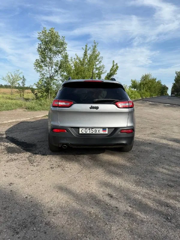 В продаже jeep cherokee kl 2014 года выпуска двигатель 2.4л бензин пробег 195.000 км трансмиссия:автомат(9 ступенчатый zf) привод: 2wd во владении 3 года технически в отличном состоянии. залито новое масло (ravenol 0w-20). стоят дорогие би-лед модули. ходовая полностью обслужена(новые стойки стабилизатора и шаровые) новые колодки. в подарок отдам фильтра для следующего то вся безопасность родная, подушки не срабатывали(1c4pjlcb9ew293024) подводных камней нет, смотрите вин. продажа от собственника! +79496476469 цена 1550000 рублей торг реальному покупателю 📞 звоните: +7(949)6476469 - фотография - 5